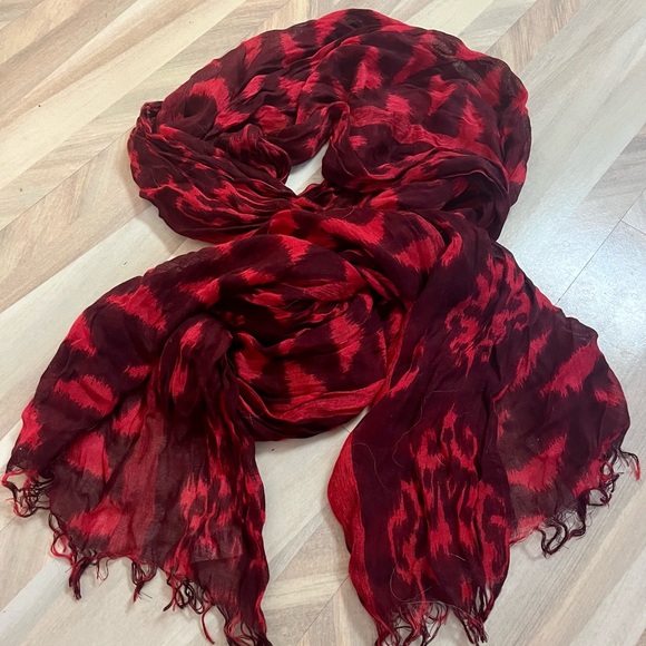 American Eagle Outfitters Accessories - NWOT- two-tone red patterned scarf